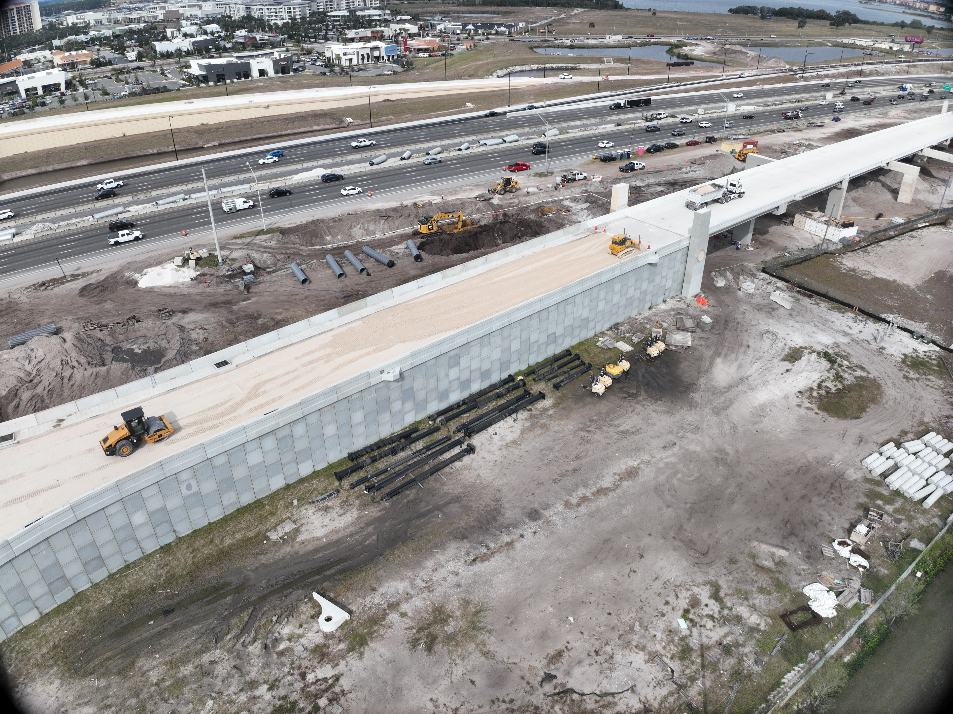 Large-scale MSE retaining wall construction along a highway